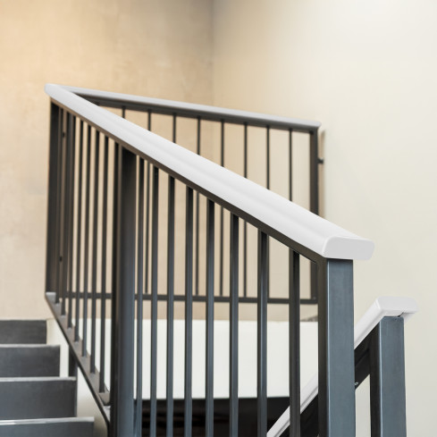 Avslutning f&ouml;r PVC-r&auml;ckesstolpe, gavel f&ouml;r PREMIUM r&auml;ckesprofil, 40x8, vit