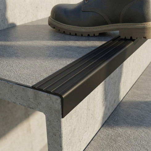 Halkfri trappkantlist PVC 30x27 mm, sj&auml;lvh&auml;ftande trapprofil med sj&auml;lvh&auml;ftande tejp RM, svart