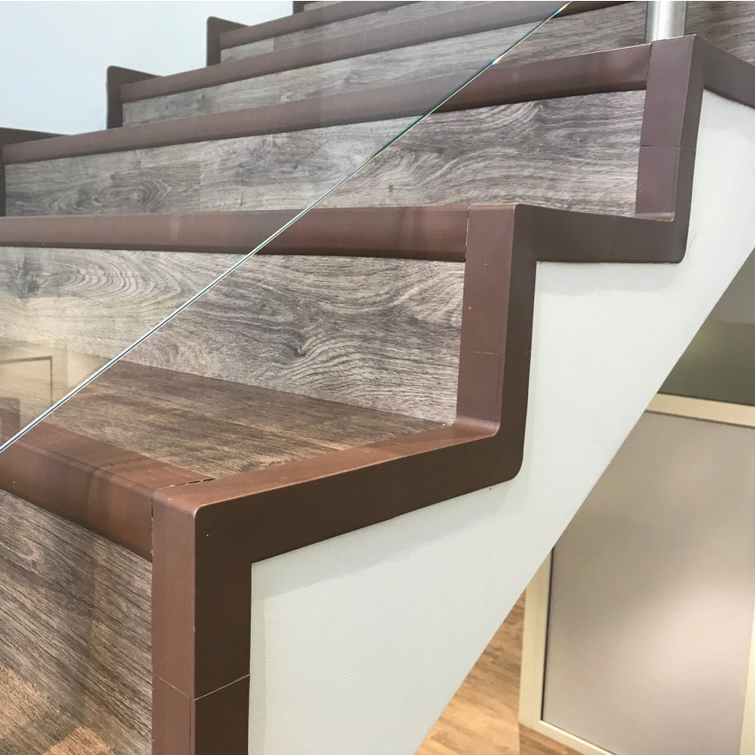Set för efterbehandling av beige PVC-trappor