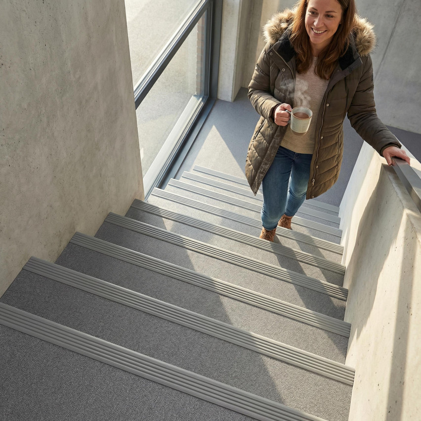 Halkfri trappkantlist PVC 48x42 mm, trapprofil, grå, 150 cm