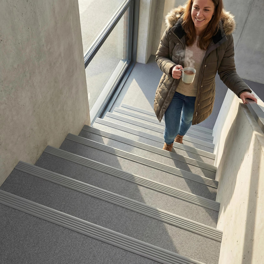 Halkfri trappkantlist PVC 48x42 mm, självhäftande trapprofil med självhäftande tejp PMW, svart