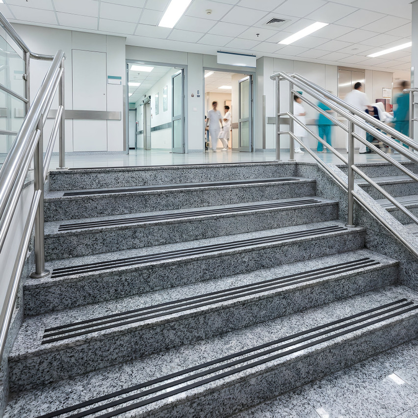 Rillad halkfri trappkantlist, PVC halkskydd för trappor PR, genomskinlig