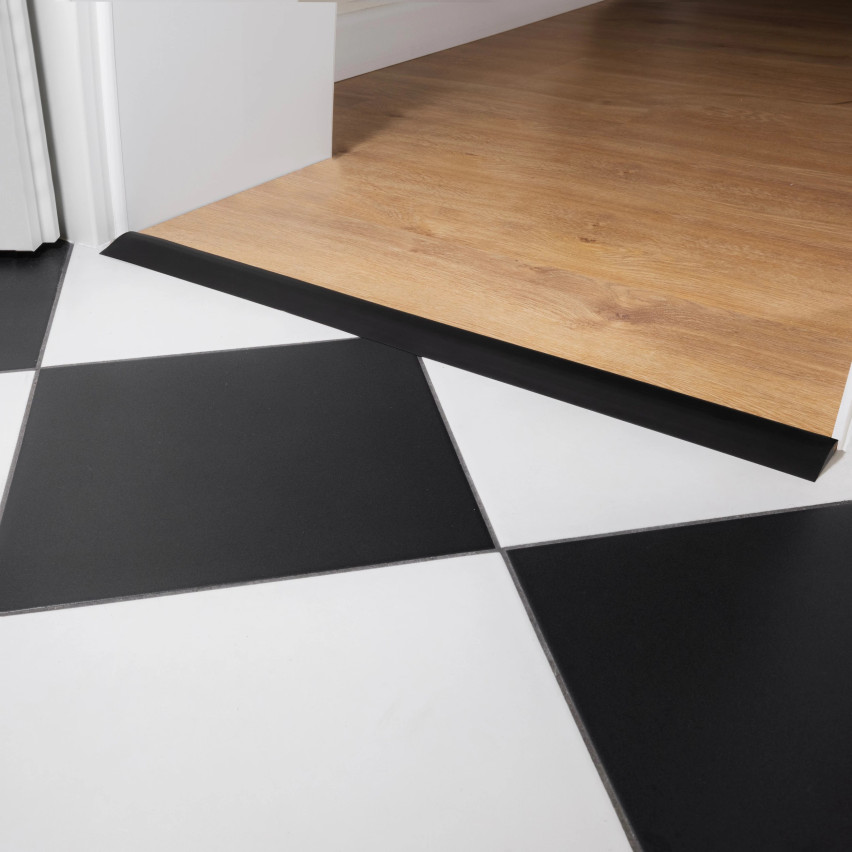Flexibel PVC-ramp-profil för kakel, mattor, svart