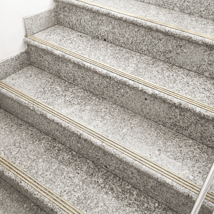 Rillad halkfri trappkantlist, PVC beige, halkskydd för trappor PR