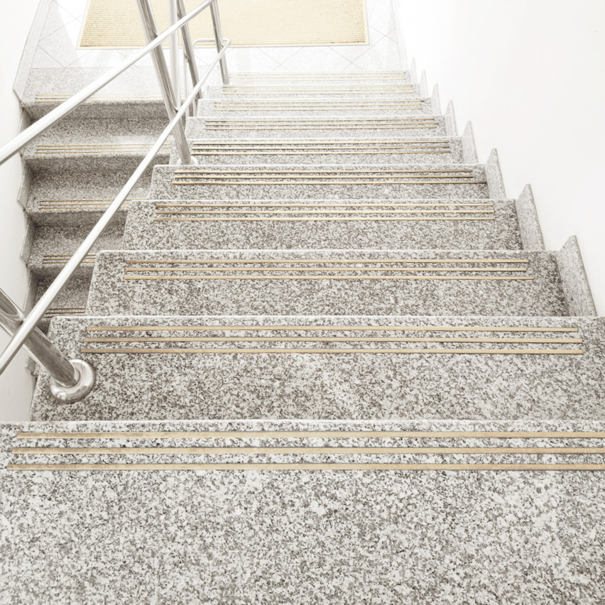Rillad halkfri trappkantlist, PVC beige, halkskydd för trappor PR